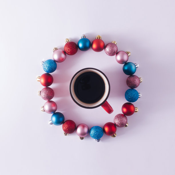 在白色的背景下，圣诞树装饰的中心是红色的咖啡杯或热饮。寒假的概念。最小的新年平躺背景图片下载