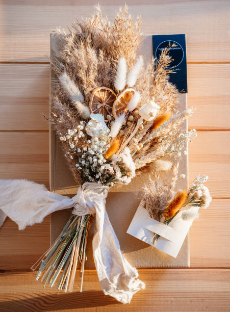 准备交付:木制桌子上的一束干花图片下载