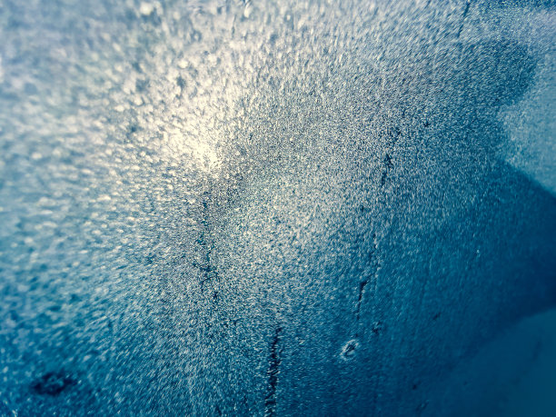 一块结了冰的窗玻璃。图片下载