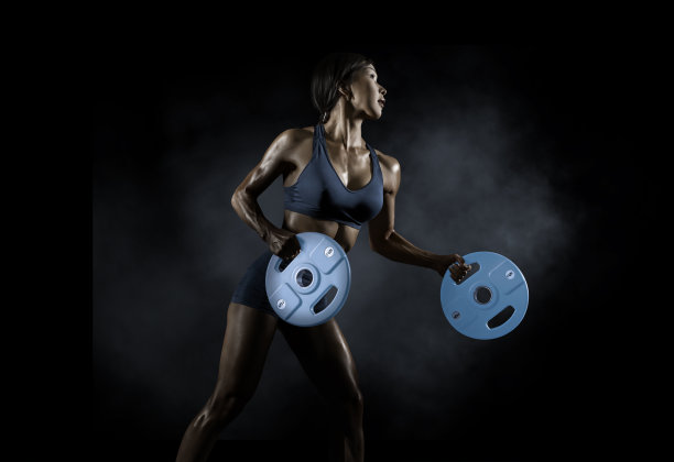 用圆盘杠铃锻炼的女人图片下载