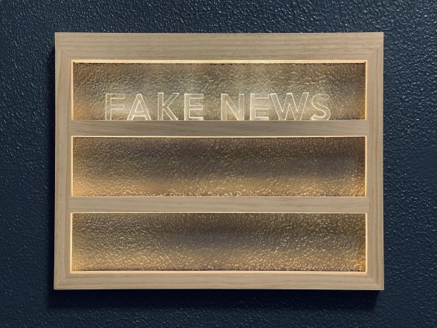 假新闻在米色货架背景图片下载
