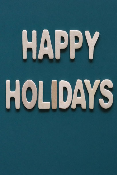 自制DIY简单的圣诞卡设计的图像在青色蓝色背景上剪出白色字母，手工节日圣诞贺卡，节日快乐的消息，复制空间图片下载