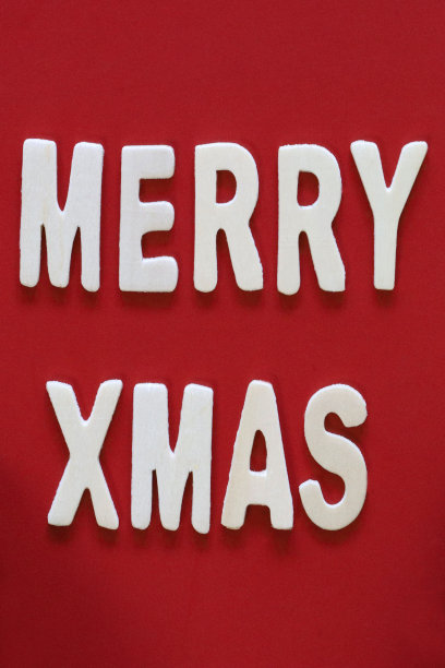 自制DIY简易圣诞卡设计的图像，红色背景上剪出白色字母，手工制作的节日圣诞贺卡，圣诞快乐的信息图片下载