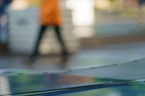 人体轮廓和乒乓球桌的散焦摄影图片下载