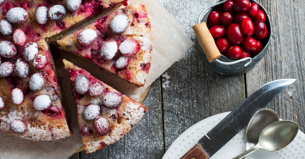 自制的蔓越莓派，配上核桃，浆果和糖粉。前视图。空间的文本。乡村风格。有选择性的重点。图片下载