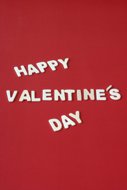 自制DIY简单的情人节卡片设计图像，红色背景上剪出白色字母，手工浪漫贺卡，快乐的情人节信息图片下载