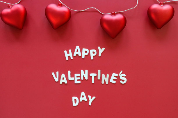 自制DIY简单的情人节卡片设计图像，红色背景上剪出白色字母，手工浪漫贺卡，快乐的情人节消息与红色3D心的边界图片下载