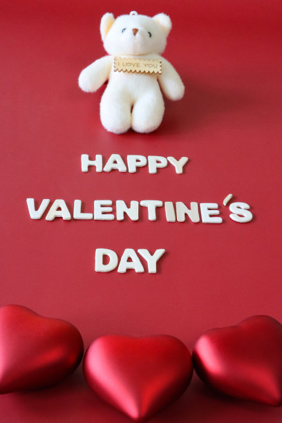 自制DIY简单的情人节卡片设计图像，红色背景上剪出白色字母，手工浪漫贺卡，快乐的情人节信息与白色泰迪熊和红色3D心的边界图片下载