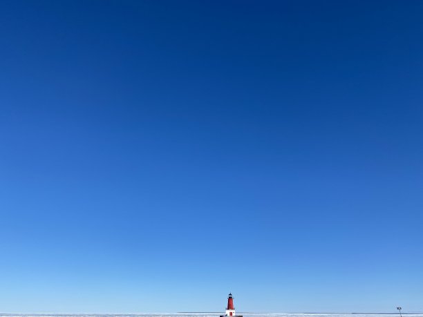 安娜堡灯塔在冬天有很多蓝色的天空。照片摄于密歇根州的梅诺米尼，位于密歇根州的上半岛。图片下载