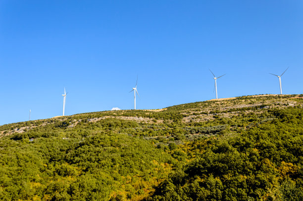 带有风力涡轮机的乡村景观图片下载