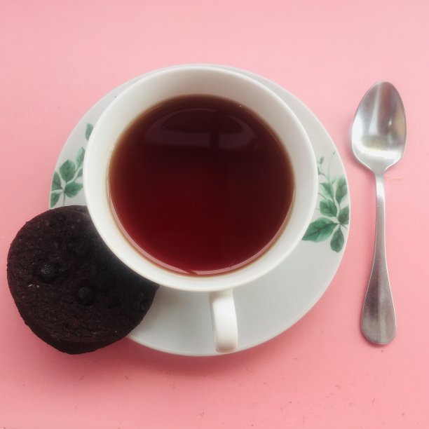 茶和巧克力饼干。图片下载