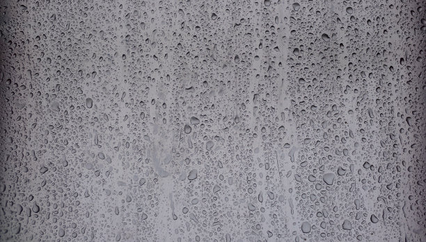 真实背景:雨滴落在金属镜面上。图片下载