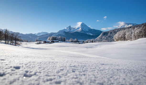 田园诗般的巴伐利亚冬季景观与传统农舍，贝希特斯加登，巴伐利亚，德国图片下载