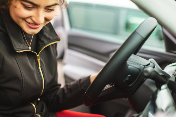 西班牙裔男性和女性兄弟姐妹在美国西部的零售汽车停车场购物的汽车墨西哥裔美国年轻人非洲裔拉丁生活方式照片系列图片下载