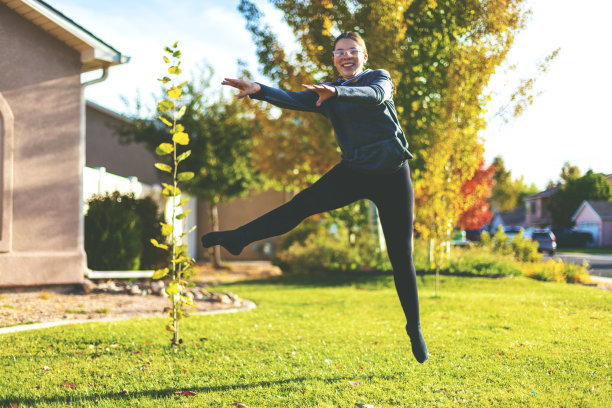 活跃的少女练习芭蕾充满活力和美丽的西班牙裔女性秋天户外在美国西部非洲裔拉丁生活方式照片系列图片下载