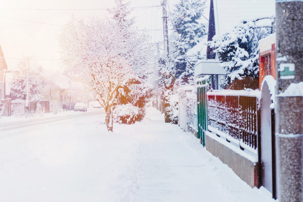 在寒冷、寒冷和结霜的冬季气候中的房屋。白雪皑皑的走道。城市街道被雪覆盖。城市的街道在冬天被白雪覆盖。图片下载