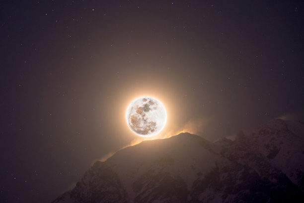 月出和雪飘-满月的冷月踢掉了山顶上的雪图片下载
