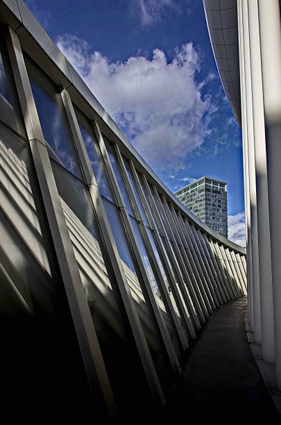 音乐厅与高大的办公大楼的背景，卢森堡图片下载