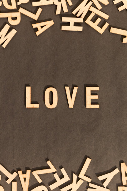 在一个质朴的纸背景木制立方体字母表字母顶视图的爱的词。图片下载
