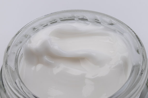 特写润肤霜涂抹涂抹波浪纹理在白色背景上。护肤美容产品图片下载