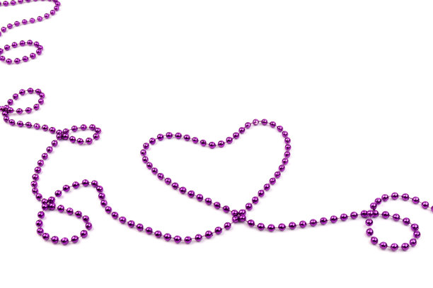 紫色的珠子，心形的白色背景。一个美丽的链。装饰元素。图片下载