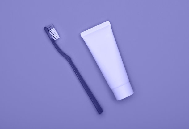 白色牙膏和塑料牙刷图片下载