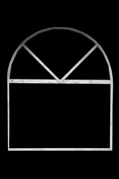 旧的白色窗口孤立在黑色的背景上图片下载