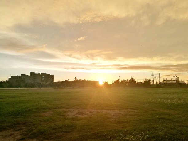 从大学操场上看日落图片下载