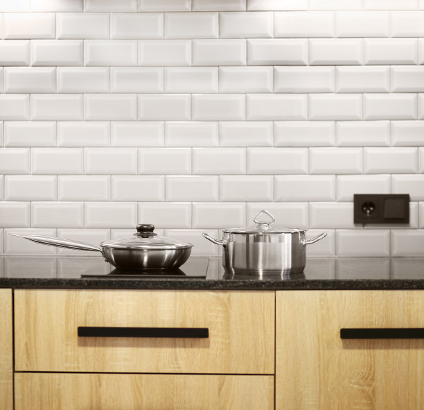 厨房炉子上的钢制锅和炖锅图片下载