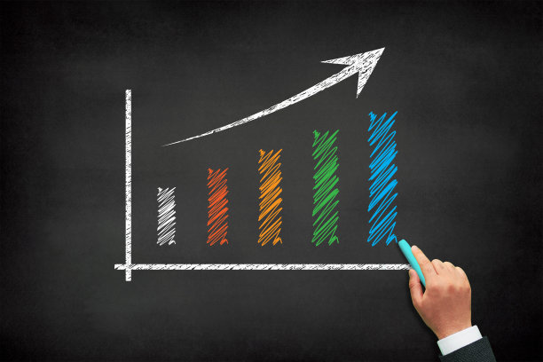 一个男性在黑板上手写的商业图表图片下载