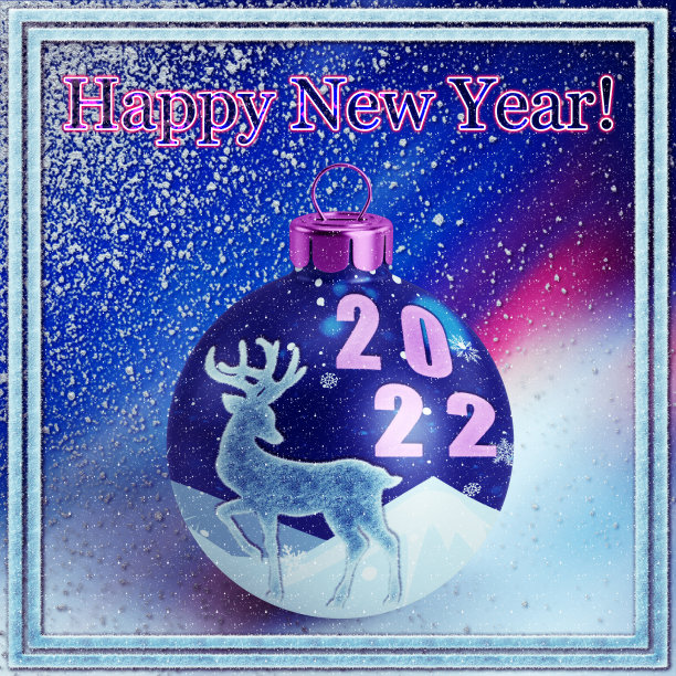 2022年新年贺卡玻璃球在树上，鹿在冬天模糊的背景与雪花图片下载