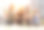 亚洲女孩团伙喝啤酒，同时享受屋顶酒吧派对。一群朋友在露天派对上玩得很开心。关于女人狂欢夜的概念。图片下载