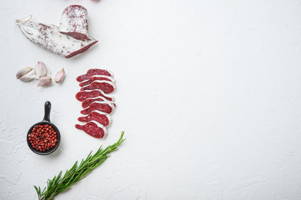 切成片的longaniza，干腌西班牙香肠与香草和香料在白色纹理背景与文本空间图片下载