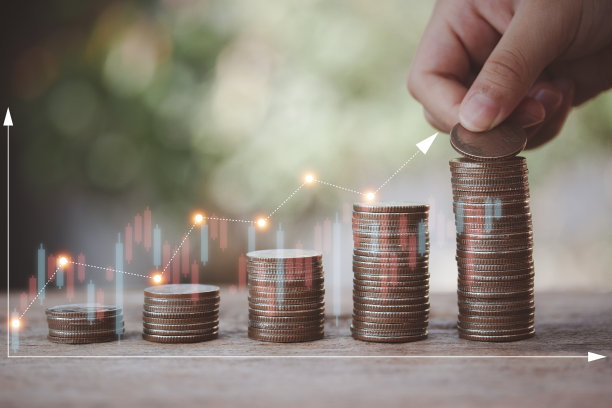 存钱，教育，投资和理财的概念，用孩子的手把钱堆在上面，为未来成长。基金、债券、股息和利息。图片下载