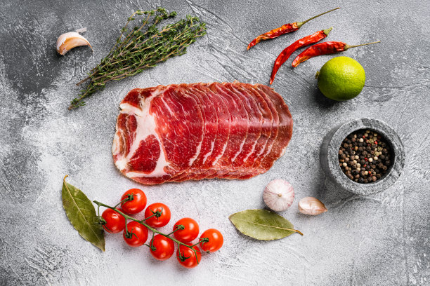 腌肉，猪颈，铜杯，在灰色石头桌子背景，俯视图平躺图片下载