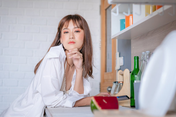 在厨房里的年轻漂亮女人图片下载