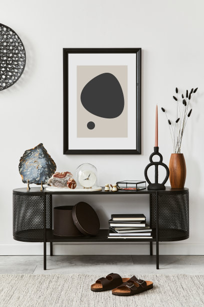 时尚的客厅室内设计与控制台和模拟海报框架。蜡烛、宝石和复古个人饰品。副本的空间。模板。“n图片下载