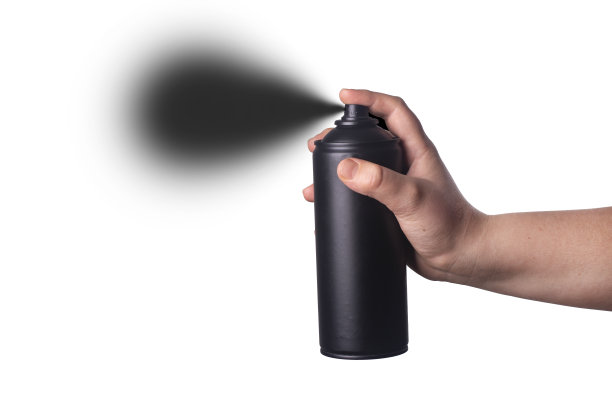 一名男子手持一个白色背景的喷雾罐。图片下载