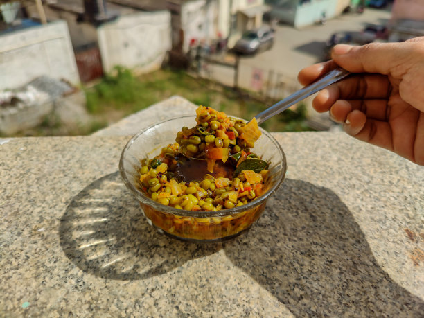 印度绿豆芽咖喱菜肴照片，以绿豆芽、洋葱、番茄、青辣椒和咖喱叶制成图片下载