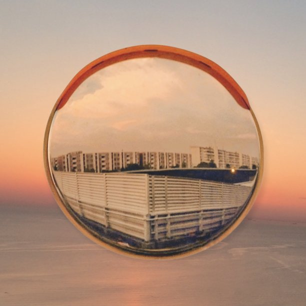 反映日本郊区城市风貌的交通镜子。图片下载