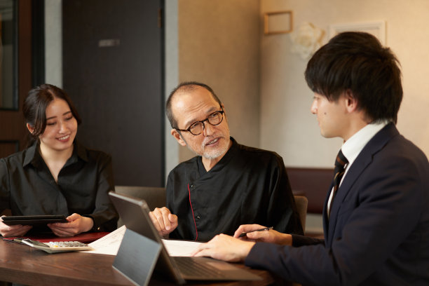 企业主们正在考虑重新装修餐厅图片下载