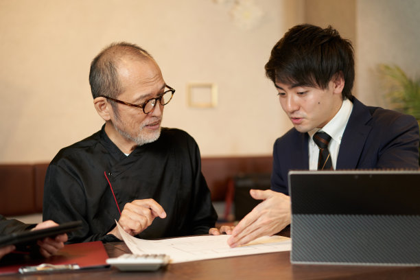 企业主们正在考虑重新装修餐厅图片下载