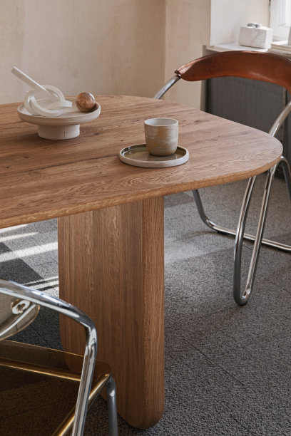 创意极简主义的室内组成与设计木制餐桌和时尚的个人配件。副本的空间。现代家居装饰。结构墙。模板。“n图片下载