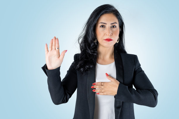 肖像严肃的企业商业妇女显示誓言。前视图图片下载