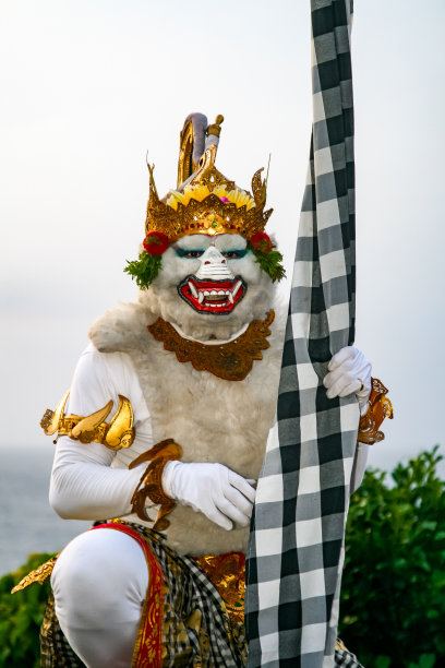 艺术家在巴厘岛的hanoman雕像服装，Kecak舞蹈图片下载