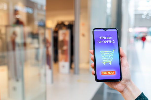 一位女性的手展示了一部手机，上面有一个在线商店的折扣优惠码。模糊的背景。网上购物的概念图片下载