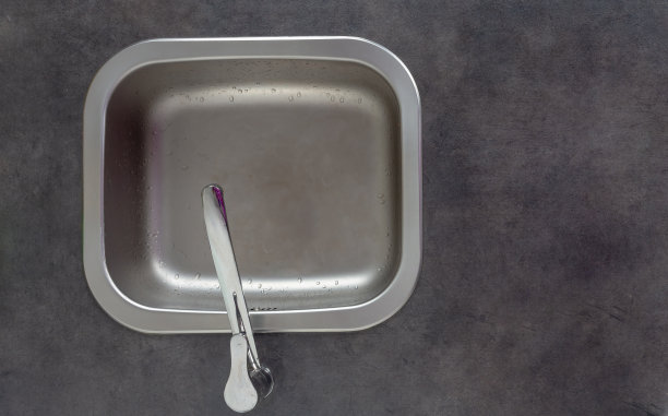 钢制水槽，带水龙头，无排水孔。绝望的概念图片下载