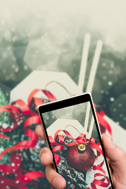 智能手机屏幕上的WOK纸包装盒里的圣诞礼物。图片下载