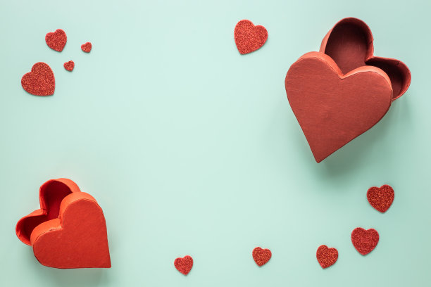 红心，为爱人准备的半开的装饰礼品盒，装饰框架，柔和的绿色背景，中间留出一个空的空间，平铺，概念，例如情人节图片下载