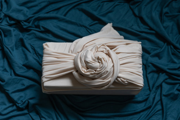 零浪费礼品包装。传统的日本藤蔓风格。图片下载